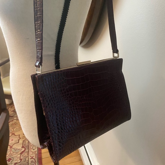 Elegant Vintage Crocodile-Embossed Burgundy Handbag - Picture 13 of 15